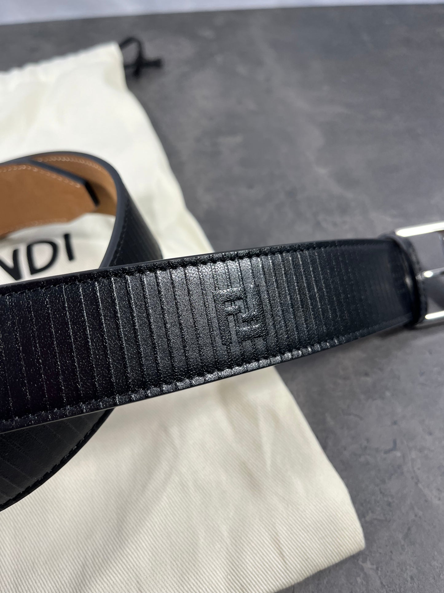 Ceinture en cuir avec logo Fendi