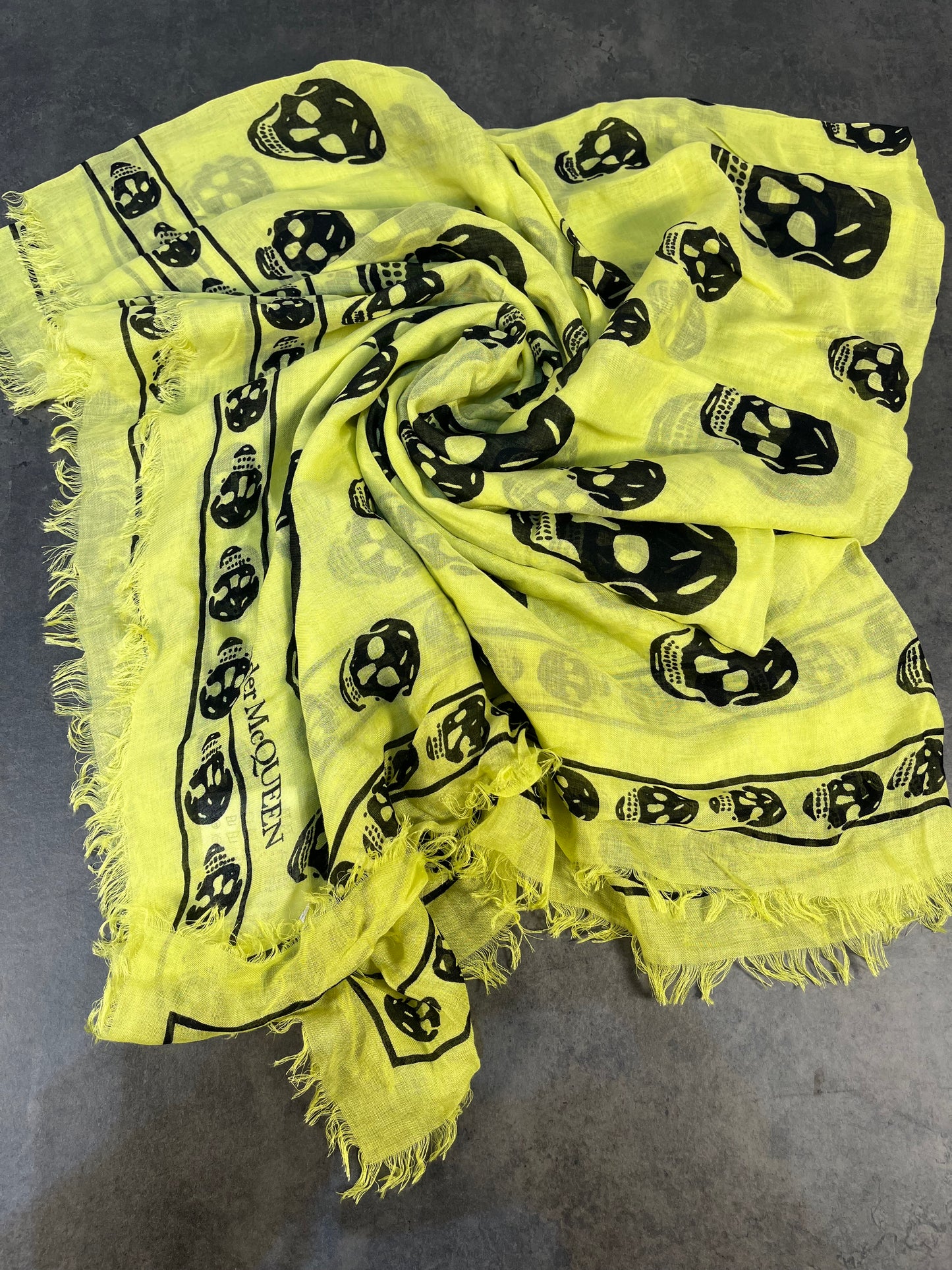 Foulard en soie à tête de mort Alexander McQueen