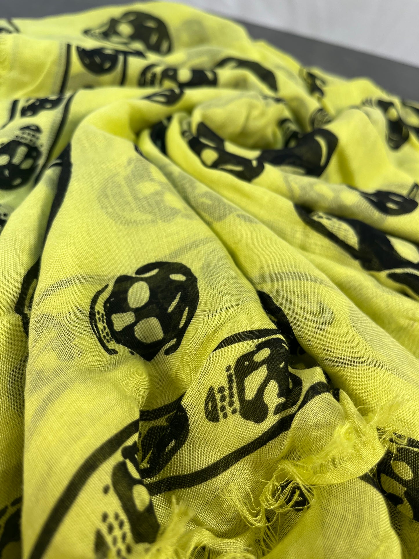 Foulard en soie à tête de mort Alexander McQueen