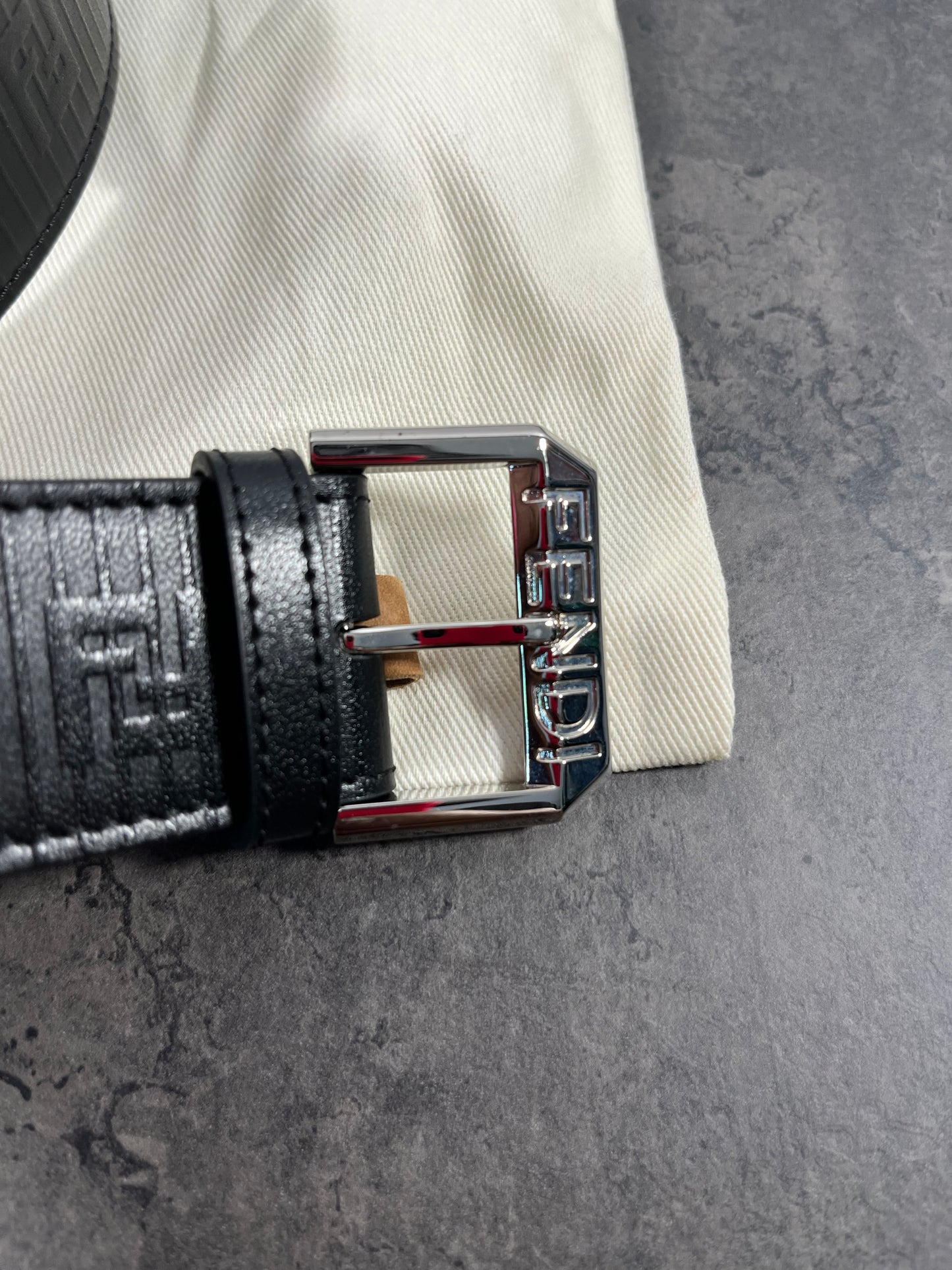 Ceinture en cuir avec logo Fendi