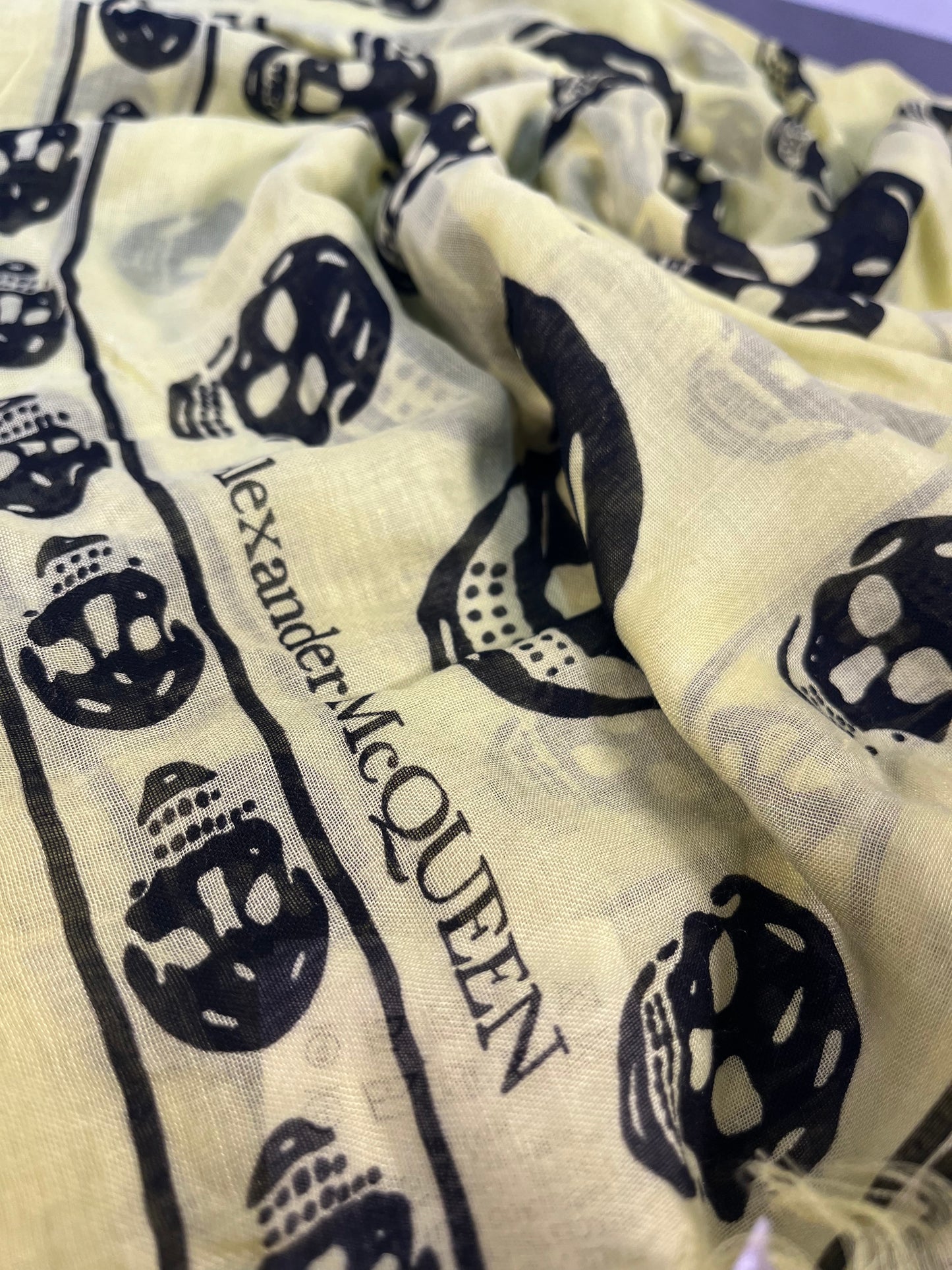 Foulard en soie à tête de mort Alexander McQueen