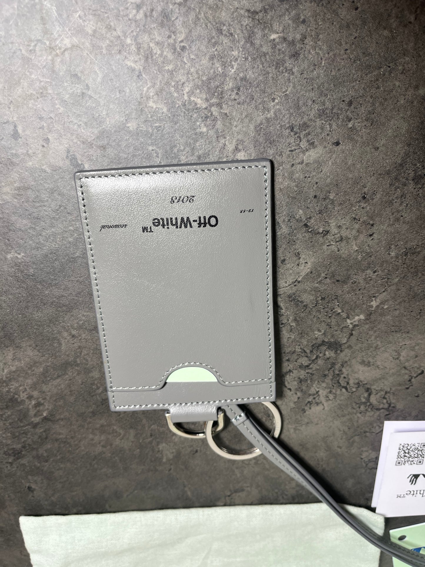 Porte-badge d'identification blanc cassé